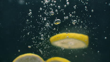 Zitrone-Spritzt-Ins-Wasser-Auf-Schwarzem-Hintergrund,-Nahaufnahme-In-Superzeitlupe